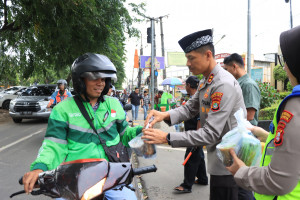 Sapa Pengendara di Jalan, Wakapolres Metro Bekasi Kota Bagikan Ratusan Paket Takjil