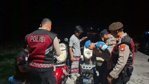 Patroli Malam Jakarta On The Spot, Polsek Kepulauan Seribu Selatan Intensifkan Sosialisasi Layanan Polisi 110 kepada Warga