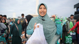 Ibu Ini Unboxing Paket Sembako dan Baju Gamis di Pasar Murah Pemerintah: Isinya Padat Banget!