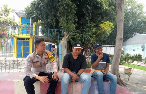 Bhabinkamtibmas Pulau Panggang Sambangi Warga, Sosialisasikan Layanan Polri 110 Gratis 24 Jam