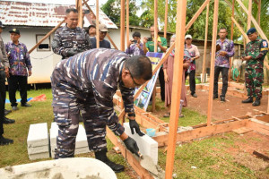 Karya Bakti TNI, Lanal Banjarmasin Gelar Peletakan Batu Pertama Bedah Rumah