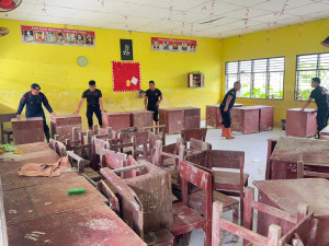 Polri Peduli Pendidikan, Pulihkan Fasilitas Pendidikan di SMA Negeri 1 Tanjung Pura Pasca Banjir