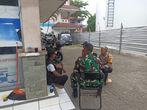 Perkuat Keamanan Lingkungan, Sinergi Bhabinkamtibmas dan Babinsa Jaticempaka Sasar Titik Rawan Kejahatan