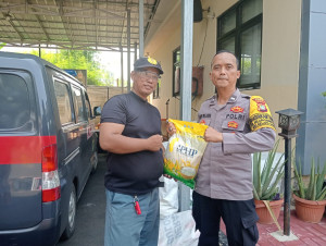 Polri Gelar Gerakan Pangan Murah Bersama Bulog Warga Antusias Beli Beras SPHP