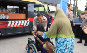 Ramadhan Peduli "Kapolres Berbagi Takjil Untuk Berbuka Puasa Warga Medansatria"