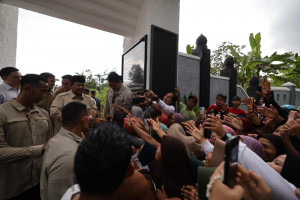 Prabowo Disambut Hangat Warga Banyumas Saat Ziarah ke Makam Margono Djojohadikusumo, Warga: Sehat Selalu!