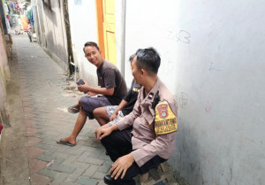 Bhabinkamtibmas Pulau Kelapa Sosialisasikan Layanan Call Centre 110, Ajak Warga Dukung Program Jaga Jakarta