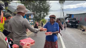 Rayakan HUT Brimob Ke 80, Satgas Tindak Sektor Paniai Gelar Bakti Sosial Berbagi Paket Makanan untuk Warga Paniai