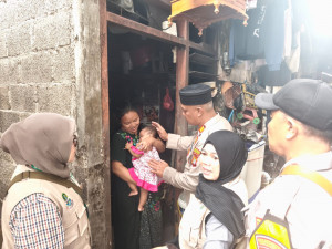 Empati dan Kepedulian Kapolsek Bekasi Barat Kunjungi Anak Penderita Hidrosefalus di Kranji