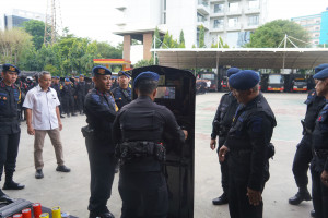 Brimob Polda Metro Jaya Gelar Apel Kesiapsiagaan Pelayanan Aksi Unras Satu Tahun Kabinet Merah Putih