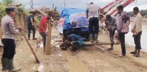 Wujudkan Kepedulian Polri, Polres Aceh Timur Salurkan Bantuan Logistik Kapolri ke 14 Titik Pengungsian Banjir