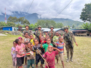 Polisi Hadir Menyapa Warga di Kulirik, Pendekatan Humanis Satgas Damai Cartenz Perkuat Rasa Aman