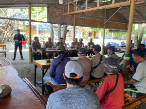 Kapolres Kepulauan Seribu Gelar Jumat Curhat di Pulau Harapan Ajak Warga Jaga Kamtibmas dan Tolak Judi Online