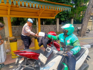 Jumat Berkah, Propam Polres Metro Jakarta Utara Bagikan Nasi Box Untuk Warga