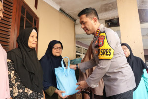 Blusukan ke Slum Area, Kapolres Metro Tangerang Kota Bagikan Sembako dan Ajak Warga Jaga Kamtibmas
