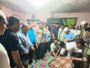 Empati dan Peduli Bhabinkamtibmas Jakasampurna Polsek Bekasi Barat Takziah Warga yang Meninggal