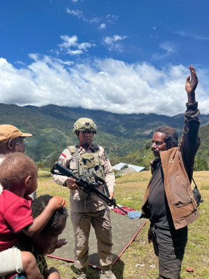Satgas Damai Cartenz Gelar Patroli Humanis dan Pelayanan Kesehatan di Sinak