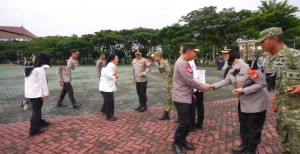 Kapolri Bersama Komisi lV Panen Raya Jagung di Bekasi