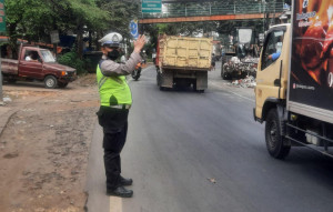 Truk Sampah Terbalik di Bantargebang, Polisi Sigap Atur Lalu Lintas