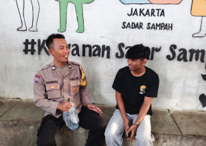 Bhabinkamtibmas Pulau Kelapa Pererat Silaturahmi dengan Warga, Layanan Polri 110 Disosialisasikan