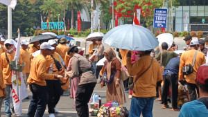Polisi Bagikan Roti dan Air Mineral ke Massa Aksi Petani Tebu di Monas