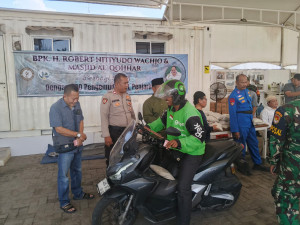 Jumat Peduli Polsek Metro Penjaringan Bagikan 500 Paket Sembako untuk Ojek Online di Masjid Al Qohhar Pantai Mutiara