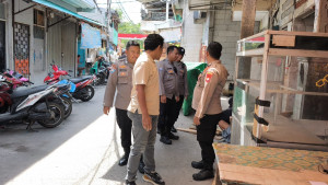 Patroli Jalan Kaki Polsek Pademangan Dukung Program Jaga Lingkungan di RW 012 Pademangan Barat