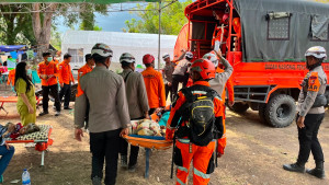 Hari Ke-6 Pascagempa, Polri Terus Bergerak: Brimob dan Bantuan Logistik Konsisten Dikirim ke NTT