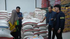 Satgas Pangan Polres Jakut Sidak Harga Beras di Koja, Pastikan Tak Melampaui HET