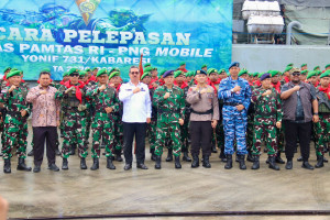 Bersama Forkopimda Maluku Dankodaeral lX Ikuti Prosesi Pemberangkatan Satgas Pamtas RI - PNG Mobile Yonif 731/Kabaresi