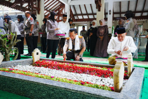 Jelang Hari Bhayangkara, Kapolri Ziarah ke Makam Gus Dur