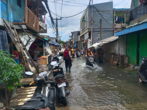 Cek Genangan Air di Kapuk Muara, Personel Polsek Metro Penjaringan Pastikan Situasi Aman