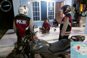 Patroli Malam Siskamling, Polsek Kepulauan Seribu Selatan Perkuat Keamanan dan Sosialisasikan Layanan 110