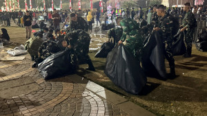 Tak Hanya Amankan HUT RI ke-81, Prajurit Kodam Jaya Bersihkan Kawasan Monas