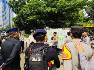 Brimob Polda Metro Jaya Amankan Aksi Bela Palestina di Sekitar Kedubes AS