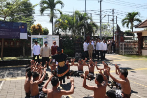 Prabowo Cek Langsung Perkembangan Sekolah Rakyat di Bali, Disambut Semarak Tari Kecak dari Siswa