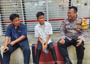 Bhabinkamtibmas Pulau Pramuka Intensifkan Sambang Warga, Ajak Jaga Kamtibmas dan Sosialisasi Hotline 110