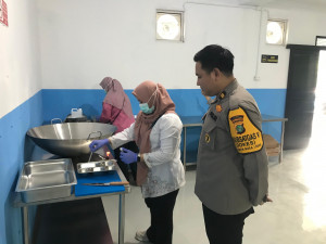 Sidokkes Polres Kepulauan Seribu Ambil Sampel Air dan Makanan di SPPG Polri Cipinang Muara Untuk Uji Kelayakan Kesehatan